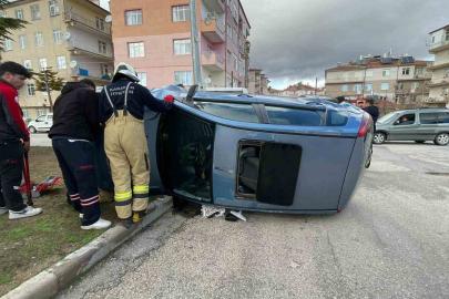 Hafif ticari araçla çarpışan otomobil yan yattı: 2 yaralı