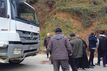 Hafriyat kamyonu cenaze törenine katılan kadına çarptı