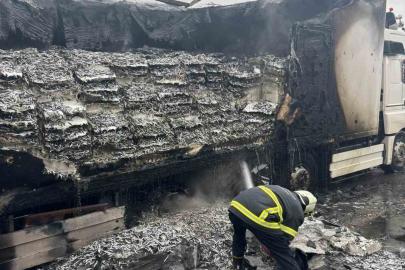 Hamsi yüklü tır alevlere teslim oldu: Dorse kullanılamaz hale geldi
