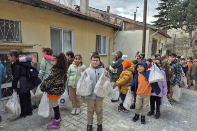 Harçlıklarını biriktirip yaşlıların gönüllerini ısıttılar