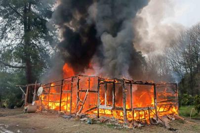 Hasır ev alevlere teslim oldu