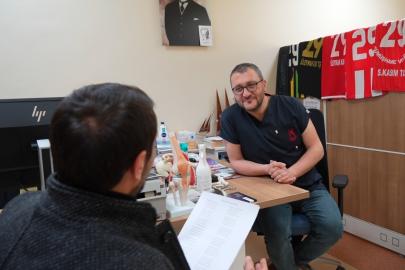 Hastaneden randevu alamayınca doktora taşlama şiir yazdı