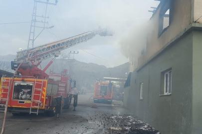 Hatay’da 2 katlı müstakil ev alevlere teslim oldu