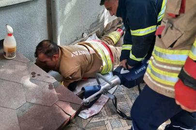 Hatay’da havalandırma boşluğuna düşen köpek kurtarıldı