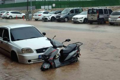 Hatay’da sağanak sele neden oldu, yollar göle döndü