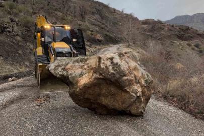 Heyelan nedeniyle kapanan köy yolu yeniden ulaşıma açıldı