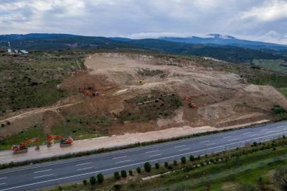 Heyelan yaşanan İzmir-İstanbul otoyolunda çalışmalar devam ediyor