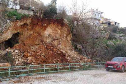 Heyelanla birlikte evlerin altındaki mağara ortaya çıktı