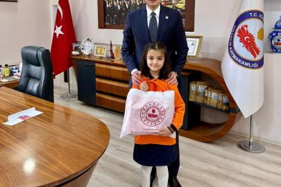 Hisarcık Kaymakamı Erkan Atam’dan başarılı öğrenciye ödül