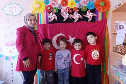 Hisarcık’ta minikler sınıfları için Türk bayrağını kendi elleri ile dikti