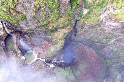 İçerisinde şelale akan Karadeniz’in en derin mağarası görenleri mest ediyor