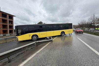 İETT otobüsü bariyere çarparak yoldan çıktı: 5 yaralı