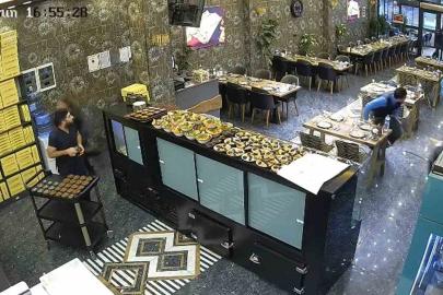 İftara saatler kala kebapçının tavanı çöktü, personel son anda kurtuldu