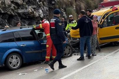 İki aracın kafa kafaya çarpıştığı kazada 2 yaşındaki çocuk hayatını kaybett: 6 yaralı