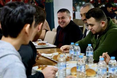 İl Müdürü Ramazan Demir öğrencilere yemek dağıttı