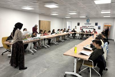 İlkokul öğrencileri elektronik atıklardan tablo yaptı