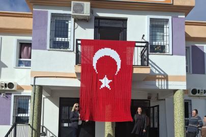 İlmek ilmek gurur: El emeği Türk Bayrağı göndere çekildi