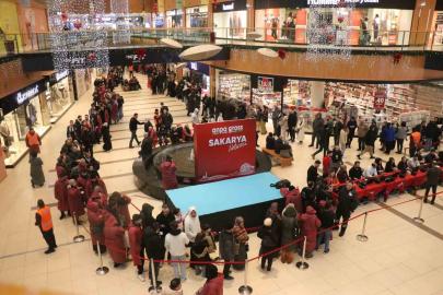 İndirim için geceden çadır kurup 8 saat yağmur altında beklediler