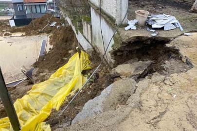 İnşaat kazısında toprak kaydı, yolun bir bölümü çöktü