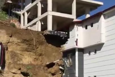 İnşaat kazısından kopan kaya bitişik binanın üzerine düştü