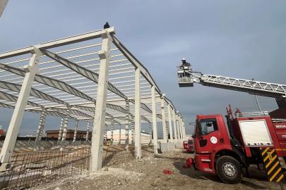 İnşaat sahasında çökme: 3 işçi yaralandı, mahsur kalan 1 kişi kurtarıldı