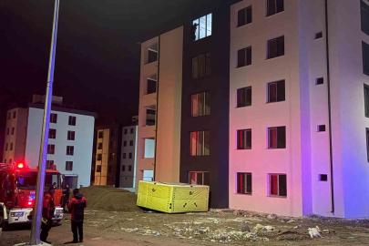 İnşaatın çatısına çıkan şahsı polis ikna etti