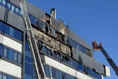 İş merkezinin dış cephesinde yangın çıktı