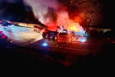 Isınan tekerlek balatalarından çıkan alevler sunta yüklü tırı yaktı