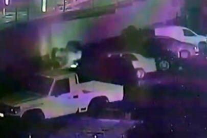 Isınmak için yaktığı ateş 5 aracı küle çevirdi