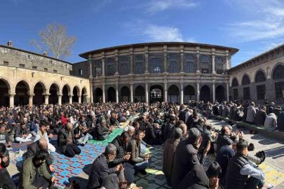 İslam aleminin 5. Harem-i Şerif’inde binlerce kişi Ramazan ayının ilk cuma namazında saf tuttu