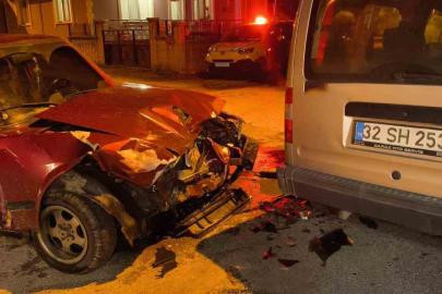 Isparta’da hafif ticari araçla çarpışan Tofaş otomobildeki 4 kişi yaralandı