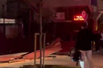 İstanbul’da fırtınada bazı binaların çatıları uçtu