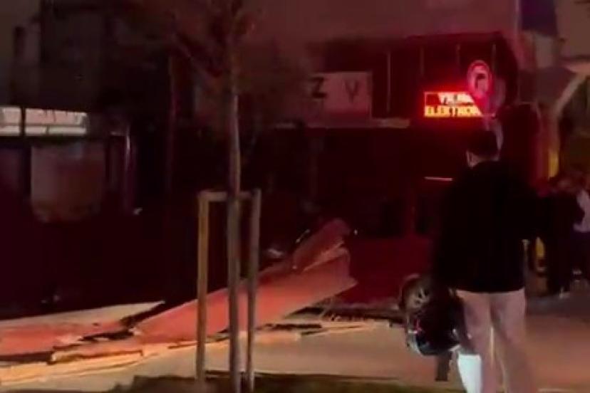 İstanbul’da fırtınada bazı binaların çatıları uçtu