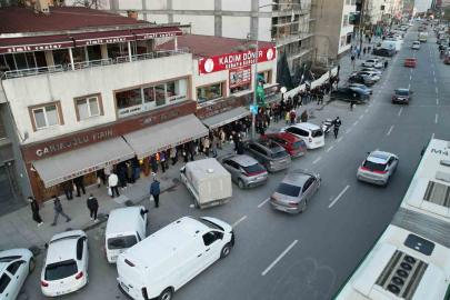 İstanbul’da ilk iftarda pide kuyruğu havadan görüntülendi