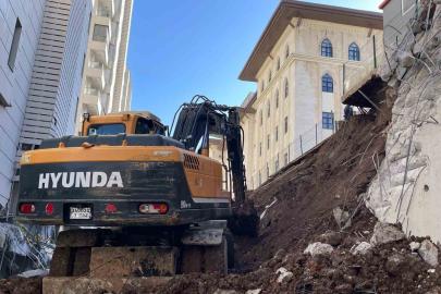 İstinat duvarı çöken sitedeki 4 dairede hasar oluştu