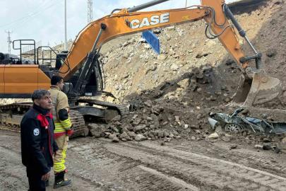 İstinat duvarının altında kalan araçlar demir yığını haline geldi