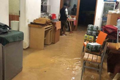 İşyerine su basan esnaf Datça Belediyesi’ne tepki gösterdi