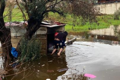 İtfaiye eri vatandaşı sırtında taşıdı