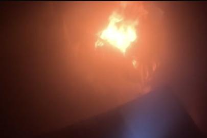 İtfaiye erlerinin ateşe verilen evi söndürme anları kask kamerasında