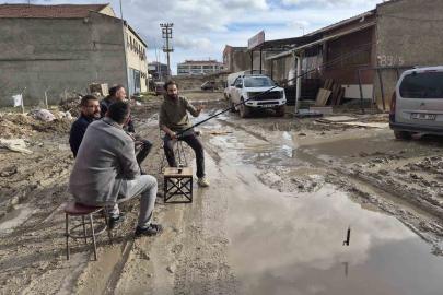 İzahı olmayan şeyin mizahı oldu, sürekli göle dönen sokakta balık tutmaya başladılar