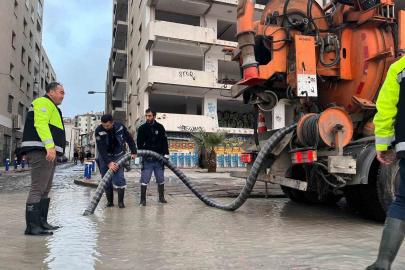 İzmir’de 50 yılda bir görülen meteorolojik tablo: Dalgalar 1 metreye ulaştı