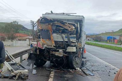 İzmir’de belediye kamyonuna arkadan çarpan sürücü hayatını kaybetti