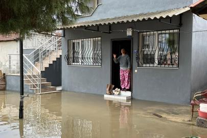 İzmir’de dere taştı, vatandaşlar çaresiz kaldı: "Televizyonda izlerdik, başımıza geldi"