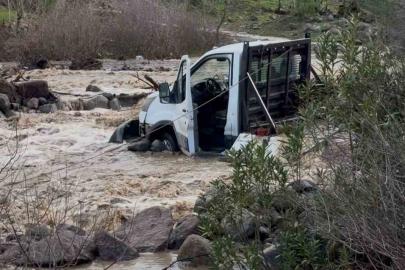 İzmir’de derede mahsur kalan 3 kişi kurtarıldı
