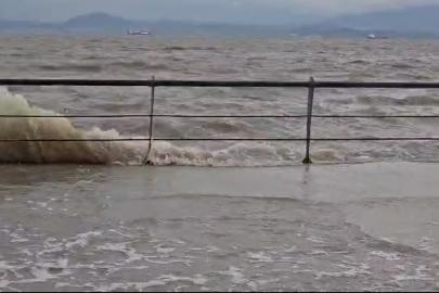 İzmir’de fırtına: Dikili’de deniz seviyesi yükseldi