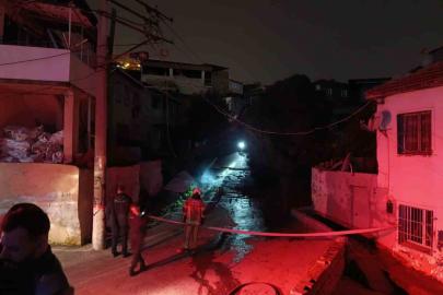 İzmir’de fırtına nedeniyle devrilen ağaç alev aldı