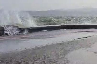 İzmir’de fırtınada sahil şeridindeki yollar sular altında kaldı