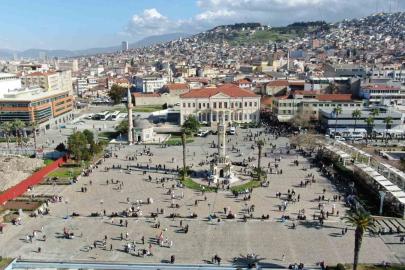 İzmir’de güneşli havayı gören vatandaşlar sahile akın etti