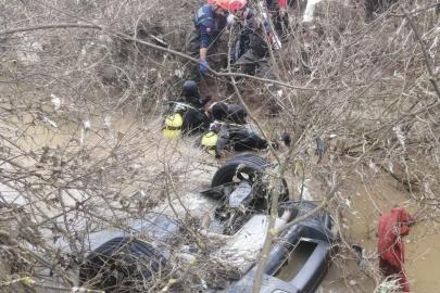 İzmir’de otomobil dereye uçtu: 2 kız kardeş hayatını kaybetti