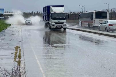 İzmir’de sağanak etkili oldu: Yollar göle döndü, trafik kilitlendi